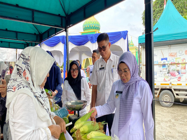 Wakil Bupati Kampar Hj.Dr.Misharti Gencarkan Gerakan Pangan Murah di Kantor Desa Kubang Jaya