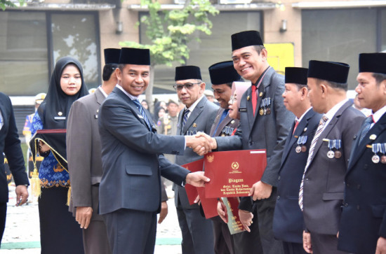 Kadis DKP Kabupaten Kampar Drs. Muhammad, M.Si menerima Penghargaan Satya Lencana Karya Satya