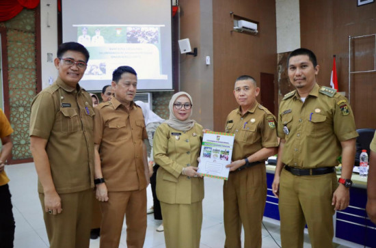 Wakil Bupati Kampar Serahkan SK Satgas dan Buka Rapat Kerja Satgas MBG Kabupaten Kampar Tahun 2025