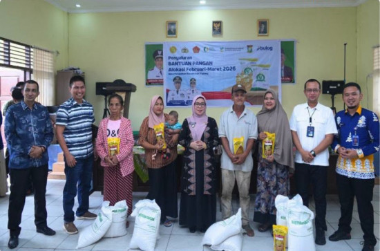 Sinergi Pemkab Kampar dan BULOG Salurkan Bantuan Pangan di Desa Petapahan